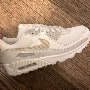 Nike Air Max 90 SE brand new in box women size 6.5 Men size 5 Summit White